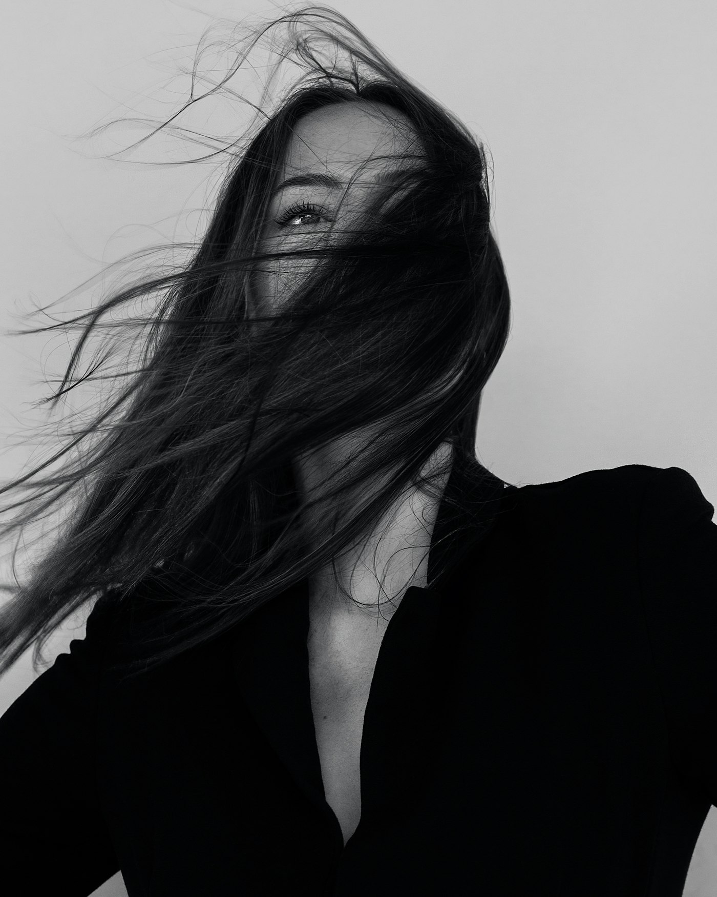 Mujer con el pelo en movimiento