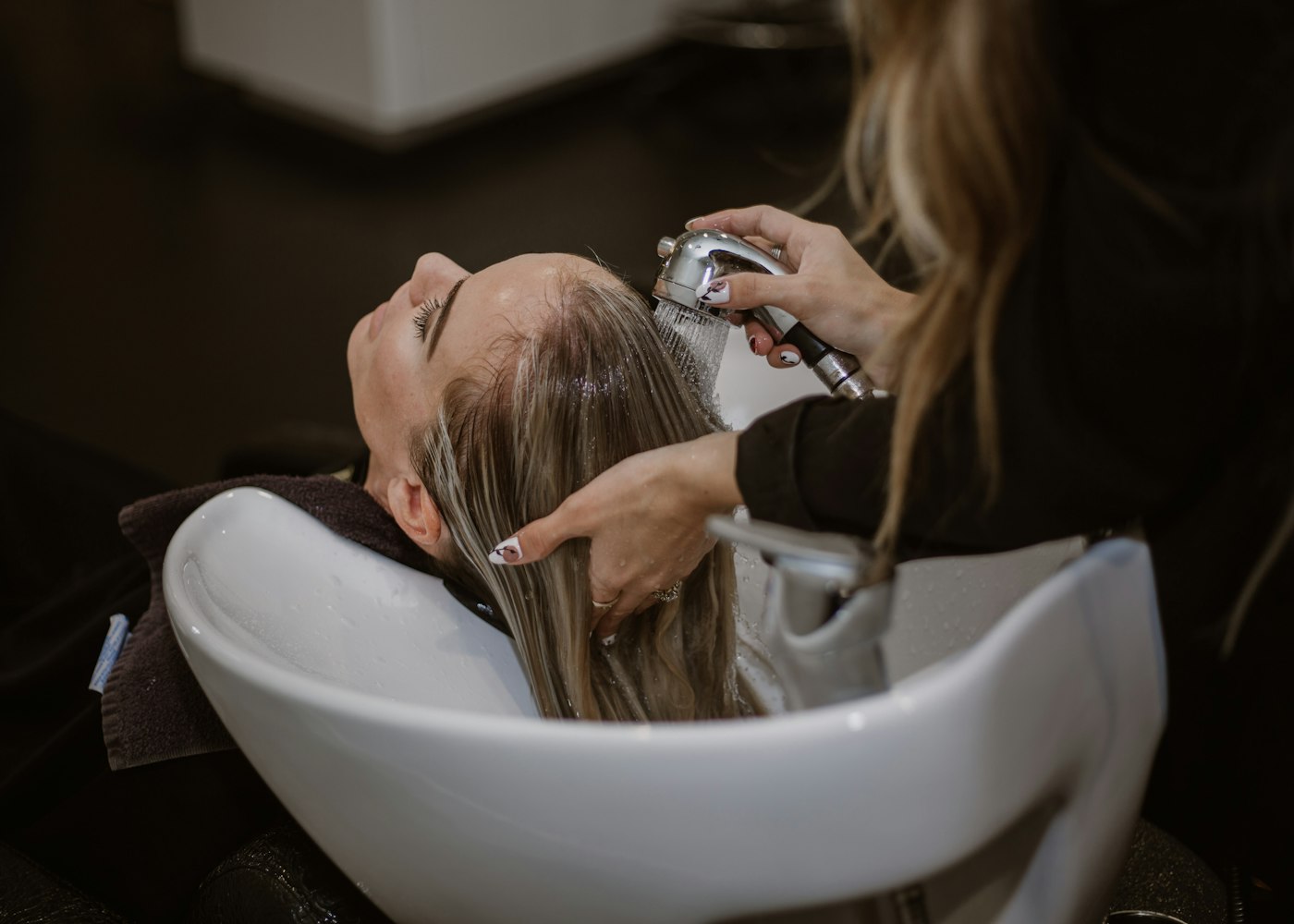 Lavado y tratamiento de pelo en el salón