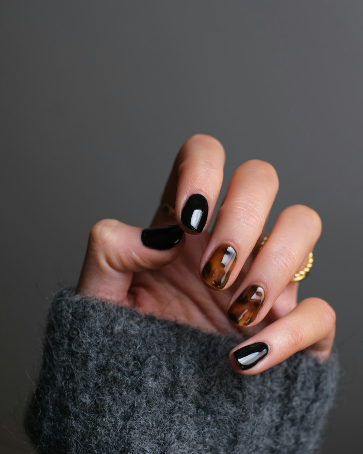 Manos con uñas pintadas